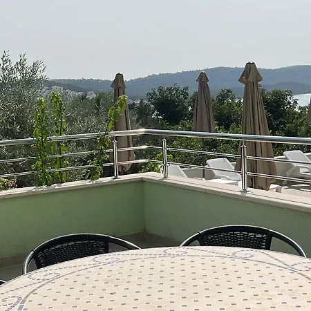 Апартаменты With Sea View & Swimming Pool At Ciovo - Amaris *