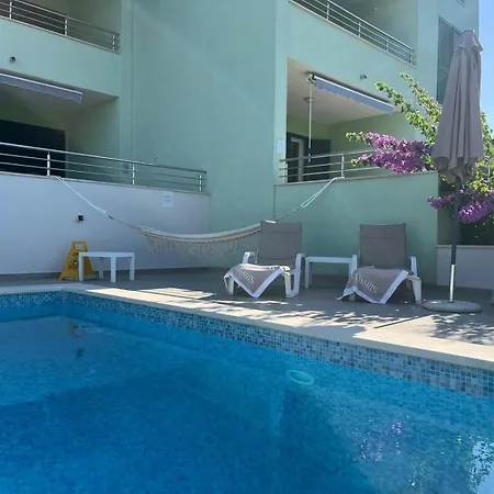 アパート Amaris - With Sea View & Heated Swimming Pool At Ciovo