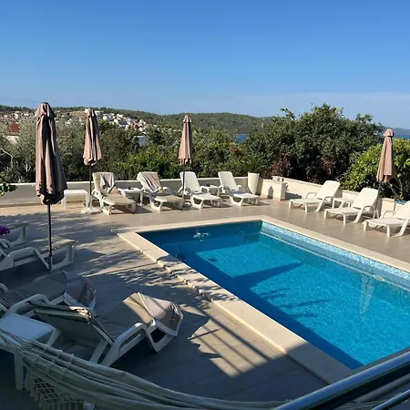 Amaris - With Sea View & Heated Swimming Pool At Ciovo アパート トロギール