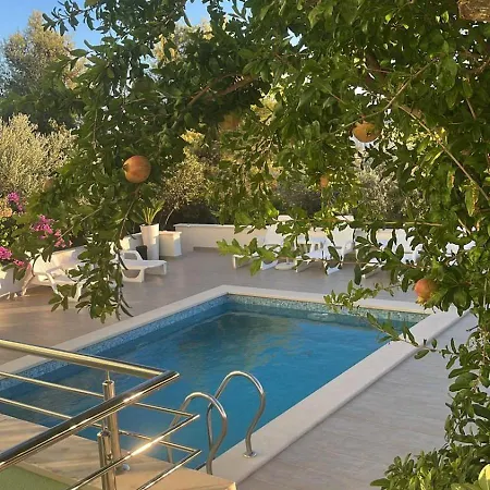 Amaris - With Sea View & Heated Swimming Pool At Ciovo Lejlighed
