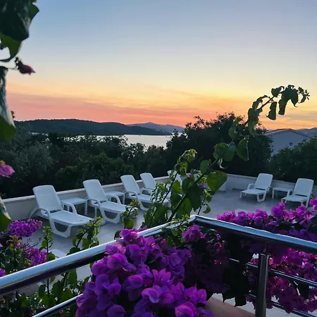 Amaris - With Sea View & Heated Swimming Pool At Ciovo Lejlighed Trogir