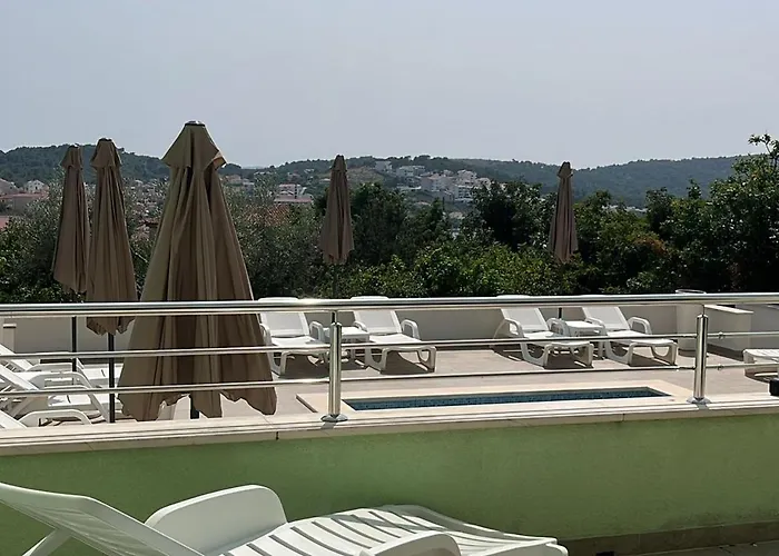 アパート Amaris - With Sea View & Heated Swimming Pool At Ciovo
