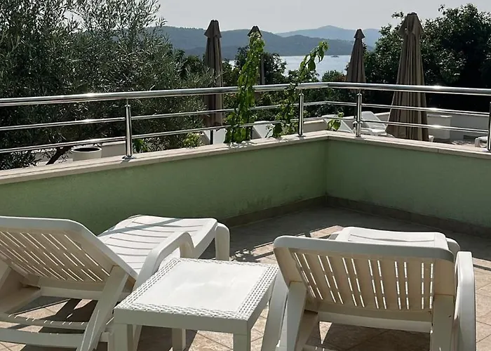 アパート Amaris - With Sea View & Heated Swimming Pool At Ciovo トロギール
