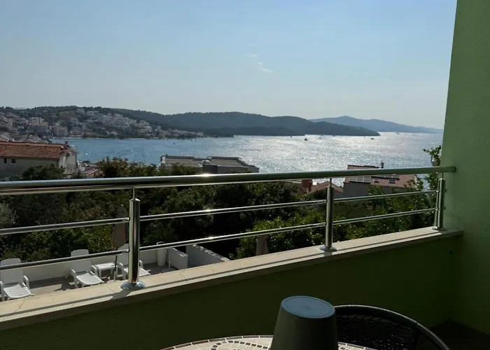 Amaris - With Sea View & Heated Swimming Pool At Ciovo トロギール