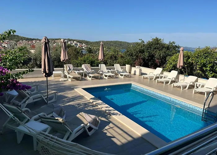 Amaris - With Sea View & Heated Swimming Pool At Ciovo アパート トロギール