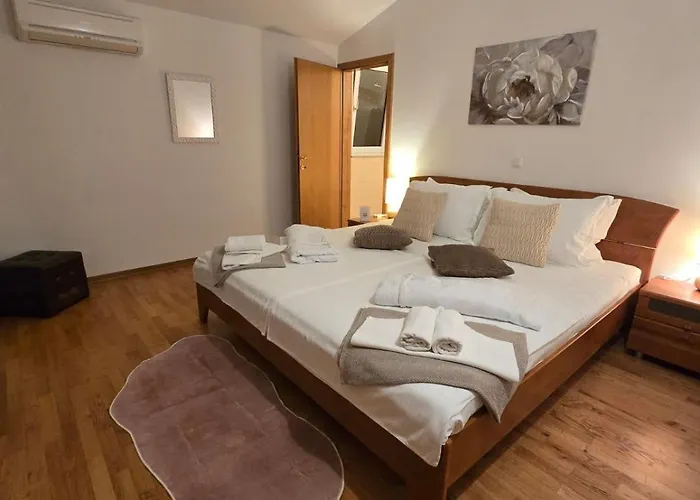 アパート Amaris - With Sea View & Heated Swimming Pool At Ciovo トロギール
