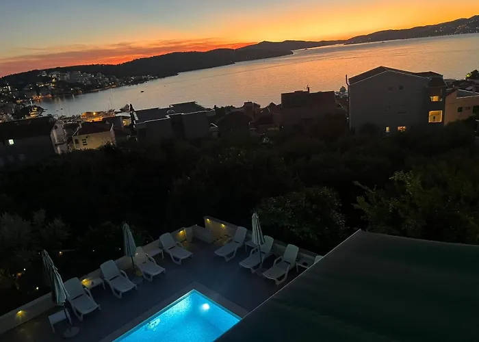 Amaris - With Sea View & Heated Swimming Pool At Ciovo トロギール
