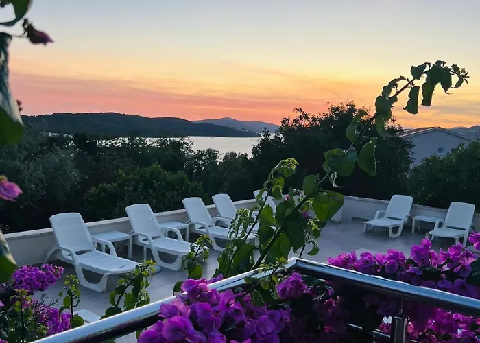 Amaris - With Sea View & Heated Swimming Pool At Ciovo アパート トロギール